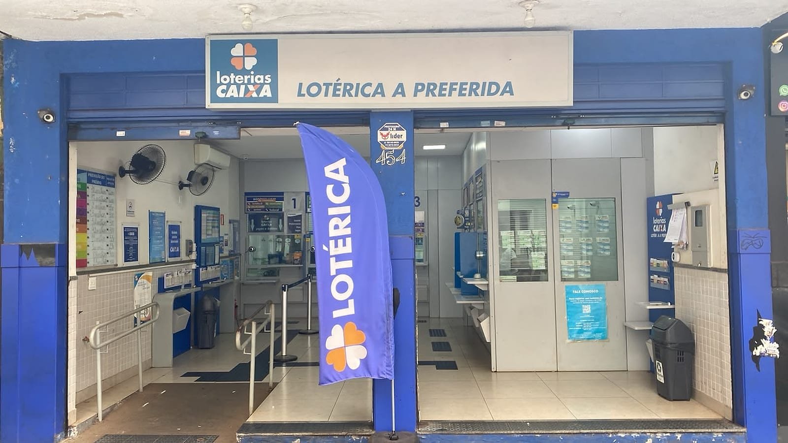 Fachada da Lotérica A Preferida na Rua Amador Bueno, 454, com a placa das Loterias Caixa e os caixas de atendimento abertos
